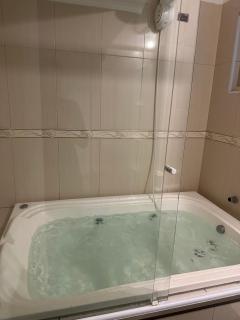 Apartamento com Hidromassagem próximo a praia da enseada - 0