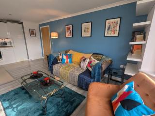 Fabulous Modern Spacious 2 Bed Apartment & FREE Parking! - 9