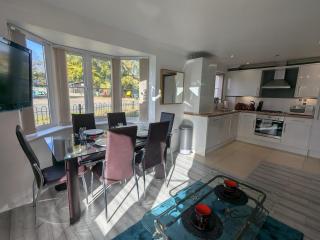 Fabulous Modern Spacious 2 Bed Apartment & FREE Parking! - 5