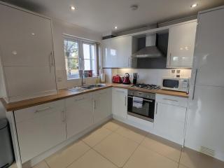 Fabulous Modern Spacious 2 Bed Apartment & FREE Parking! - 1