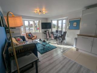 Fabulous Modern Spacious 2 Bed Apartment & FREE Parking! - 7