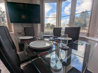 Fabulous Modern Spacious 2 Bed Apartment & FREE Parking! - 6