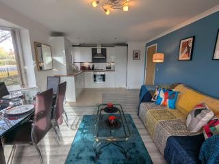 Fabulous Modern Spacious 2 Bed Apartment & FREE Parking! - 4