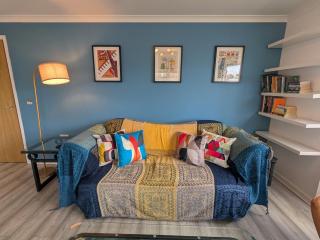 Fabulous Modern Spacious 2 Bed Apartment & FREE Parking! - 3