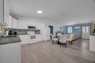 Tucked Away Walk to Beach Pet Friendly Relax - 9