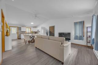 Tucked Away Walk to Beach Pet Friendly Relax - 4