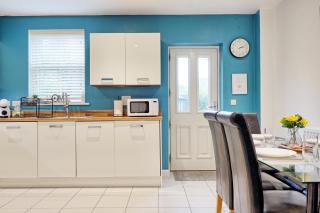 Spacious 4 Bed - Sleeps 9 - Free Parking - 2