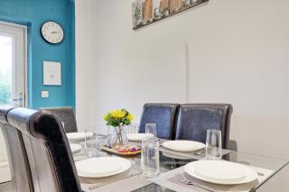 Spacious 4 Bed - Sleeps 9 - Free Parking - 3