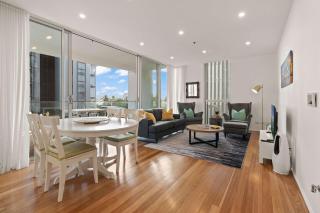 Modern Airy Haven Near Beach & City - 9