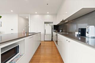 Modern Airy Haven Near Beach & City - 5