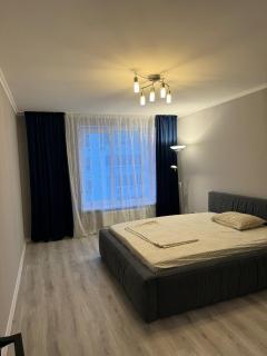 Стильні апартаменти з двома окремими спальнями з панорамним видом на Дніпро! - 8