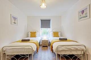 Spacious 4BR Townhouse, Sleeps 9, Fast WIFI, FREE PARKING, Contractor friendly - 8