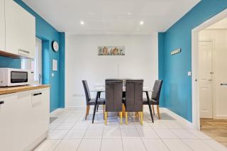 Spacious 4 Bed - Sleeps 9 - Free Parking - 1