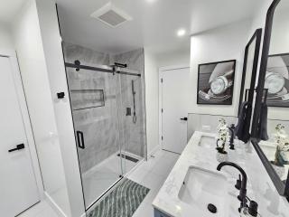 Modern Retreat near Six Flags & Naval Base - 5