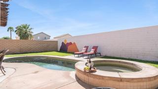 Desert Oasis w Pool Spa BBQ Outdoor Dining Under the Palms Calle Tolosa by AvantStay - 6