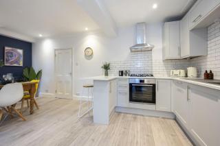 Spacious 3-Bed Period Home Near Bath Road - 9