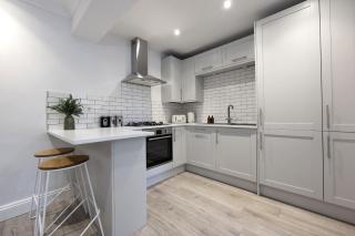 Spacious 3-Bed Period Home Near Bath Road - 5