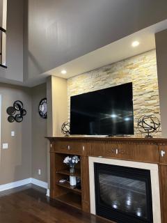 3300 SqFt - Modern and Comfort - 3 BDRM Getaway - Relax - Unwind - Explore - Near Toronto Pearson Airport & Toronto Downtown - 9