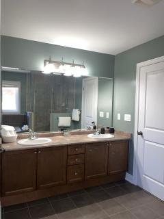 3300 SqFt - Modern and Comfort - 3 BDRM Getaway - Relax - Unwind - Explore - Near Toronto Pearson Airport & Toronto Downtown - 6