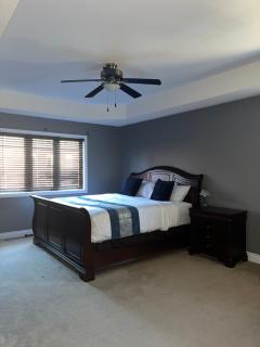 3300 SqFt - Modern and Comfort - 3 BDRM Getaway - Relax - Unwind - Explore - Near Toronto Pearson Airport & Toronto Downtown - 5