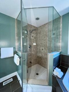 3300 SqFt - Modern and Comfort - 3 BDRM Getaway - Relax - Unwind - Explore - Near Toronto Pearson Airport & Toronto Downtown - 1