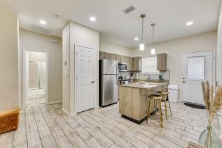 2 Mi to DHR Health Commuter-Friendly Pharr Apt - 5