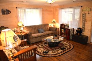 Black Beary Creek Cabin - a Romantic Smoky Mountain Escape - Cozy, Peaceful, Creek-side cabin close to Pgeon Forge, Dollywood, Gatlinburg, the Great Smoky Mountains National Park, and the major attractions in the Smokies - 6