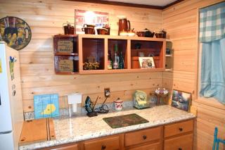 Black Beary Creek Cabin - a Romantic Smoky Mountain Escape - Cozy, Peaceful, Creek-side cabin close to Pgeon Forge, Dollywood, Gatlinburg, the Great Smoky Mountains National Park, and the major attractions in the Smokies - 4