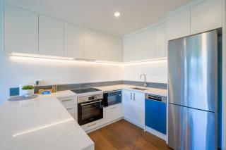 Contemporary Family Retreat Close to Airport - 5