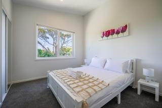 Contemporary Family Retreat Close to Airport - 1