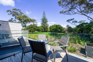 Contemporary Family Retreat Close to Airport - 9