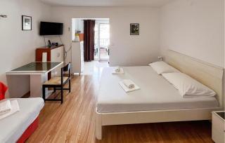 1 Bedroom Nice Apartment In Duce - 7