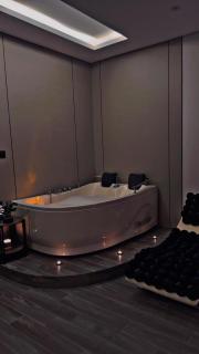 غرفة بجاكوزي مع صالة 1 من أرام ريزدنس by ARAM Residence - 9