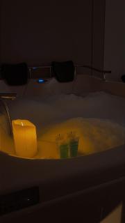 غرفة بجاكوزي مع صالة 1 من أرام ريزدنس by ARAM Residence - 6