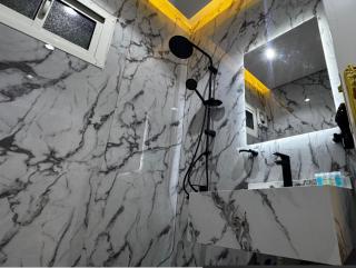 غرفة بجاكوزي مع صالة 1 من أرام ريزدنس by ARAM Residence - 3