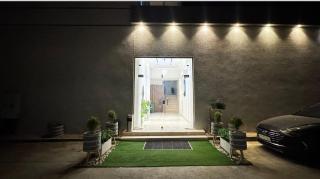 غرفة بجاكوزي مع صالة 1 من أرام ريزدنس by ARAM Residence - 1