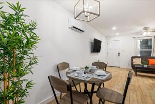 Near Midtown Montrose Apt Games Desk Wifi Tv - 1