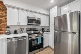 Cozy Apt Near Midtown Montrose Desk Games Wifi - 3