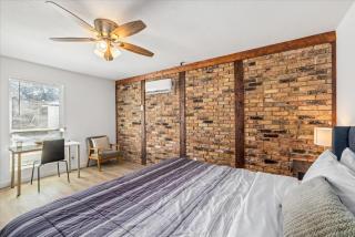 Comfy Montrose Flat Near Midtown Games Desk Wifi - 5