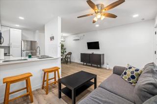 Comfy Montrose Flat Near Midtown Games Desk Wifi - 9