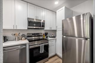 Comfy Montrose Flat Near Midtown Games Desk Wifi - 2