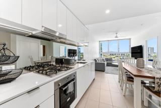 Top-Floor City View Stay at Newstead Towers - 2