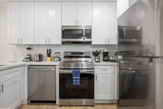 Montrose Flat Nr Midtown, Museums Tv Desk Games - 4