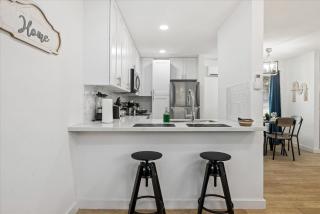 Montrose Flat Nr Midtown, Museums Tv Desk Games - 7