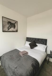 Modern 3-Bed Townhouse Manchester City Centre Free Parking - 4