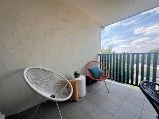 Modern 2BR Retreat - 5min to CBD & Free Parking - 3