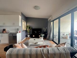 Modern 2BR Retreat - 5min to CBD & Free Parking - 1