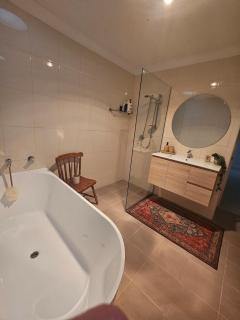 Retro Luxe Hideaway - 7