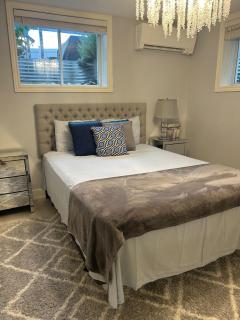 Modern Stylish Beautiful Room & Den - 0