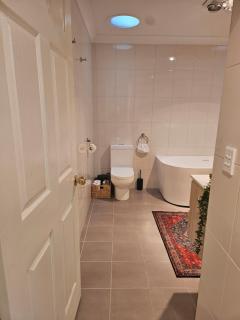 Retro Luxe Hideaway - 9